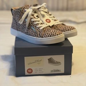 Universal thred, leopard zip up high top, brand new, size womens 10